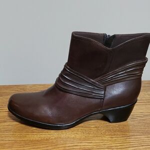 Clarks Bendables Wish Mood Dark Brown Ankle Boots Size 11M Zippered